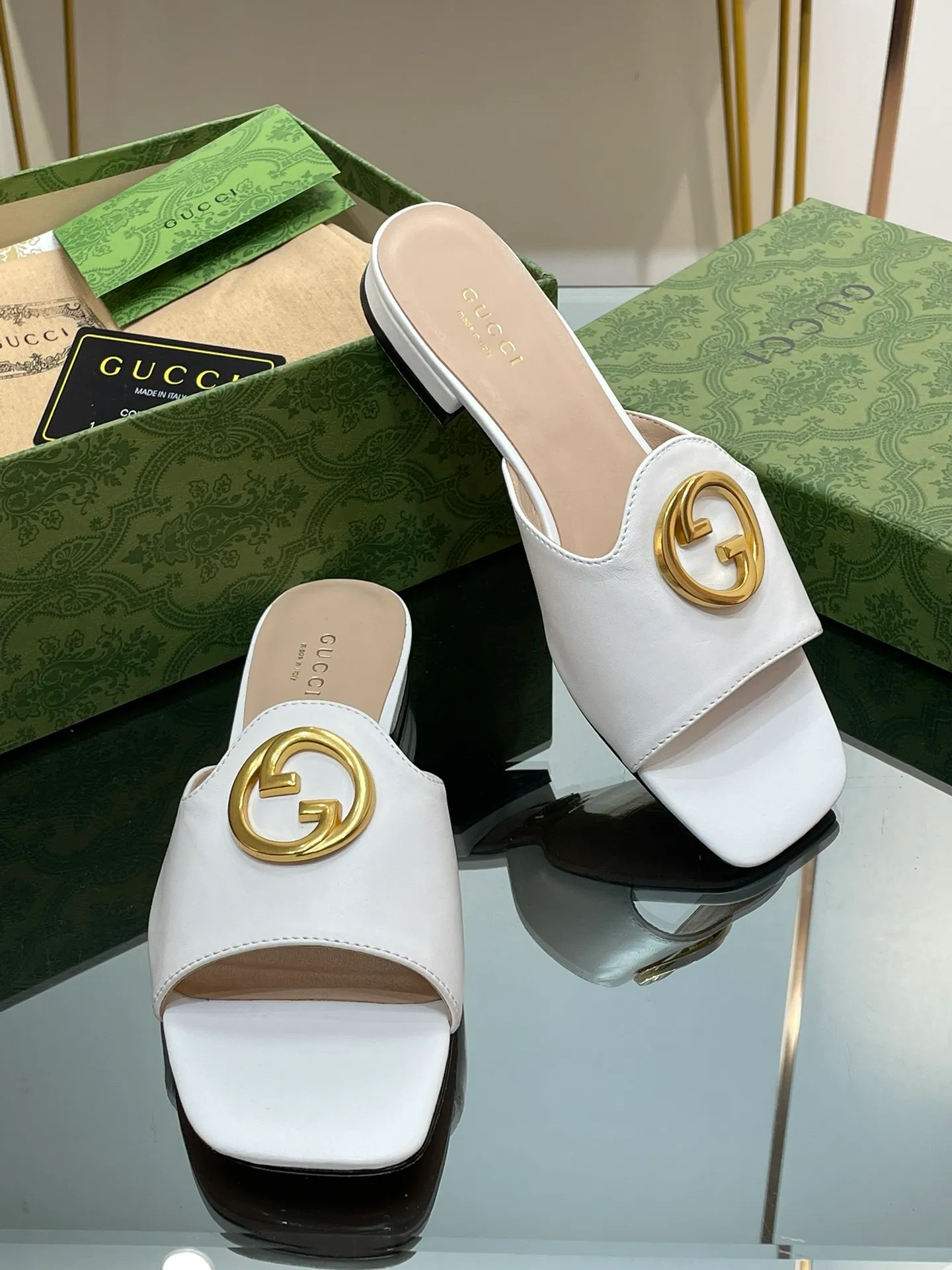 👟👟Ex-factory price 440👟👟 GuCCl high-end boutique 2024 new flat-heeled round interlocking double GG slippers, authentic original quality! Every detail has been carefully crafted and can be compared with ZG, no second quality!  Fabric: Original customized imported grain leather Hardware: Dongguan Dachang mold-opening hardware round interlocking double G buckle Lining/foot pads: High-end customized sheepskin lining Heel height: 1.0CM Outsole: Italian genuine leather sole Size: 35-41 (40 41 customized, non-returnable) Original high-end packaging!  The GucCi Blondie series made its debut in Los Angeles during the "Gucci March of Love" series of fashion shows, showing its outstanding charm on the star-studded Hollywood Walk of Fame. The new series echoes the style shown in the recent series, blending retro aesthetics and modern fashion to integrate different eras! The monogram pattern of the brand founder originates from the archive design of the 1970s, vividly interpreting this mid-heeled shoe💋👏 ●Circular interlocking double G details. High ●Italian creation Green full set of high-end original packaging